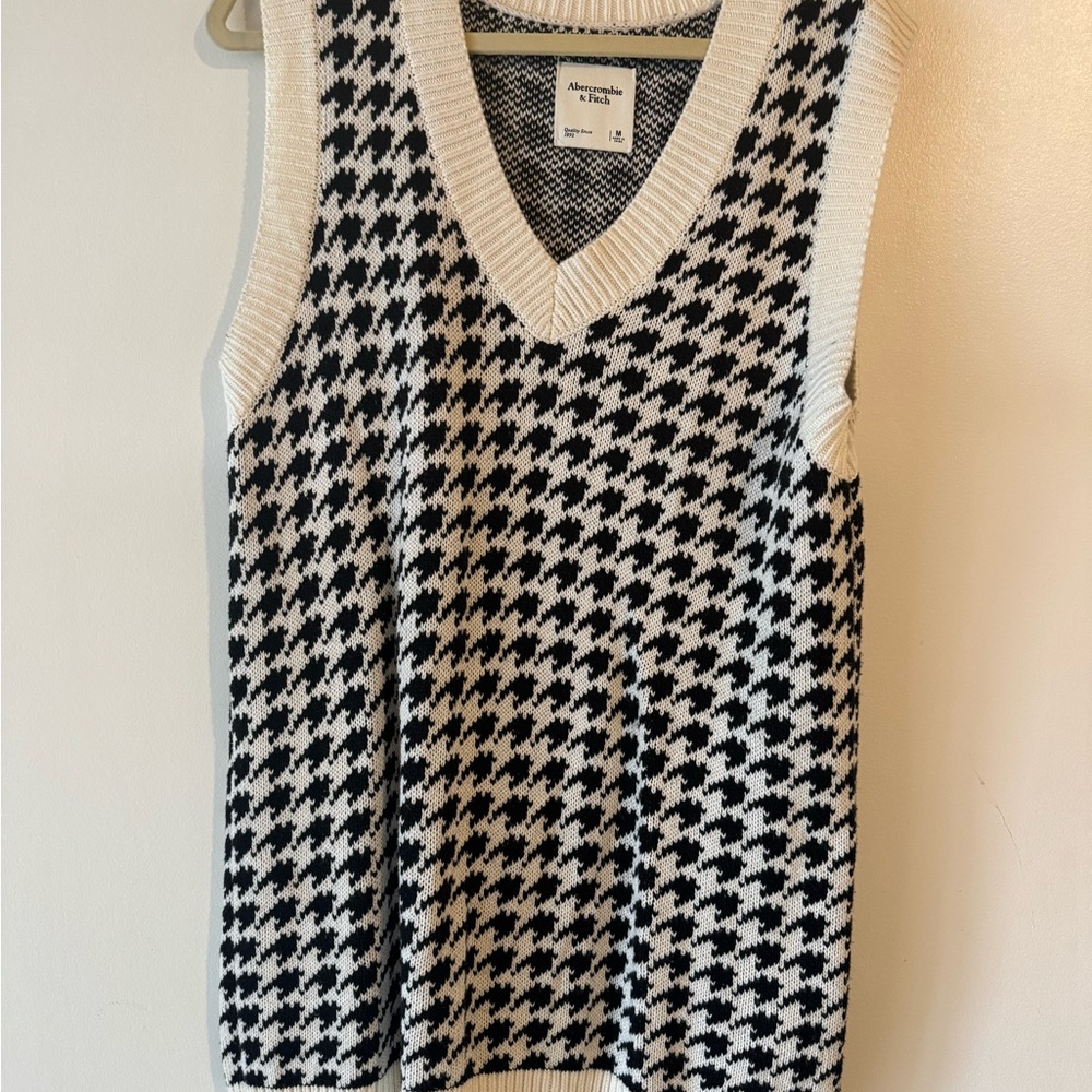 Abercrombie & Fitch Black and White V-Neck Sweater